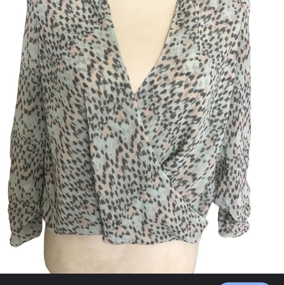 NWT Bebe Women's  Animal Print Wrap Roll Tab Sleeves Chiffon Cropped Top - Picture 2 of 13